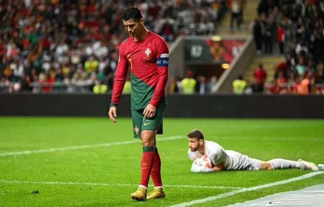 Ronaldo lại ném băng đội trưởng Bồ Đào Nha