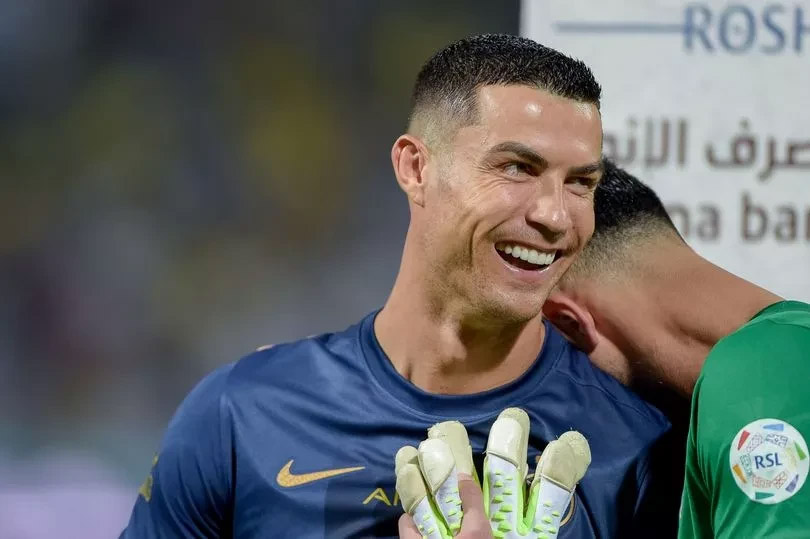 Ronaldo có cử chỉ đẳng cấp sau cuộc xô xát