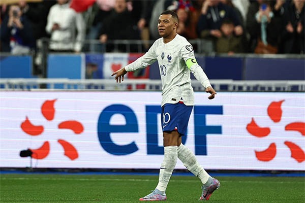 Lập cú đúp, Mbappe vượt mặt Benzema