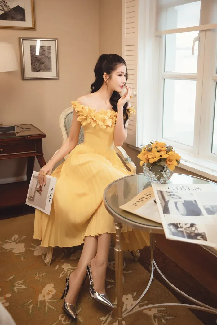 Phương Anh diện váy xuyên thấu khoe đôi 'kiếm Nhật', visual phu nhân hào môn đẹp miễn bàn