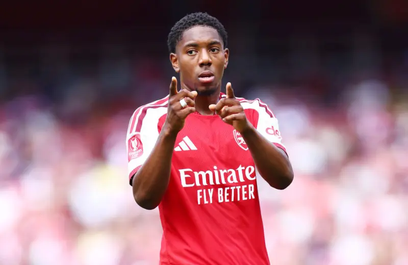 Arsenal chào bán 'hàng nóng' cho MU và Chelsea