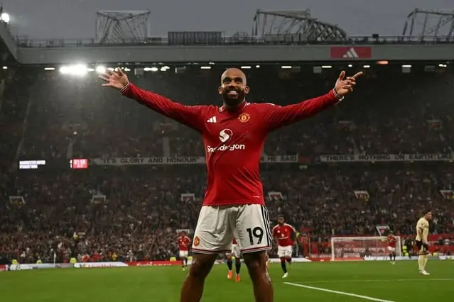 Bruno Fernandes lập hattrick, MU giải tỏa áp lực bằng thắng lợi tưng bừng