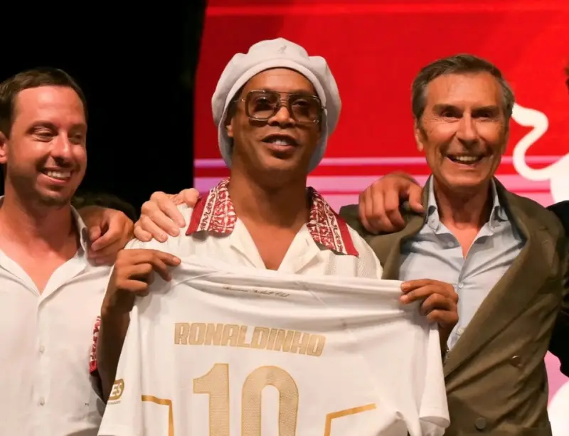 Cơn sốt tuổi 46 của Ronaldinho