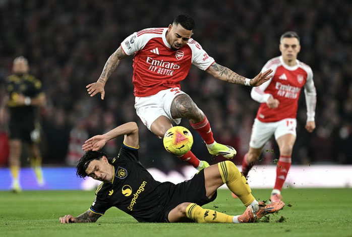 Arsenal thua sốc Man United sân nhà, Ngoại hạng Anh sôi sục