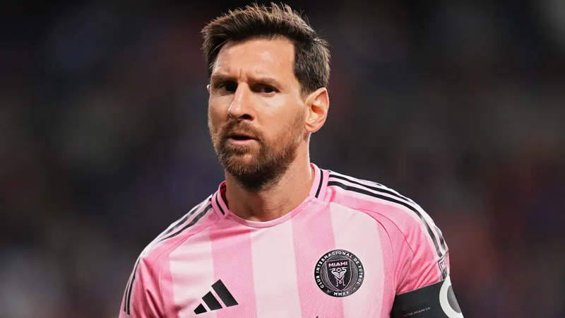 Messi cán mốc 900 bàn