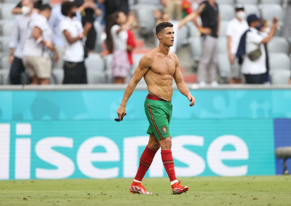 Ronaldo khoe cơ bụng 6 múi săn chắc